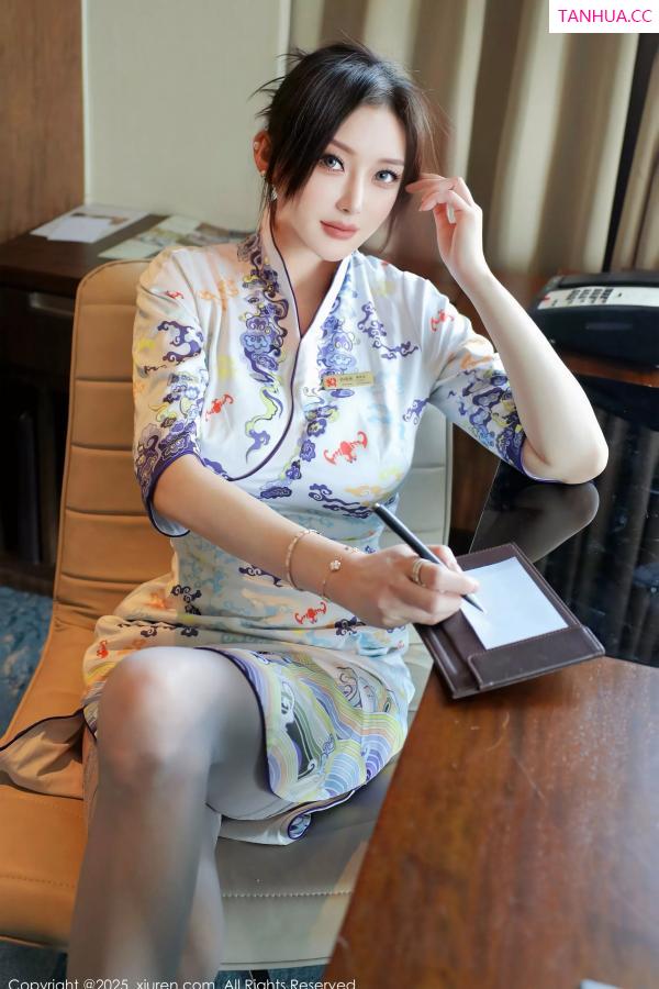   [XiuRen]高清写真图 2025.05.14 No.10273 苏一诺 青色旗袍第13张图片